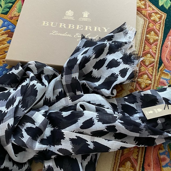 Authentic Burberry sketched animal gauze scarf - Picture 4 of 8